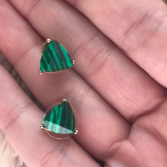 Emerald green stud earrings - Picture 2 of 4